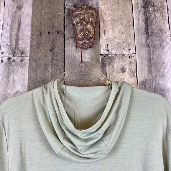 Free Fly Men's Elevate Lightweight Hoodie in Desert Sage Size Medium. - Picture 5 of 16